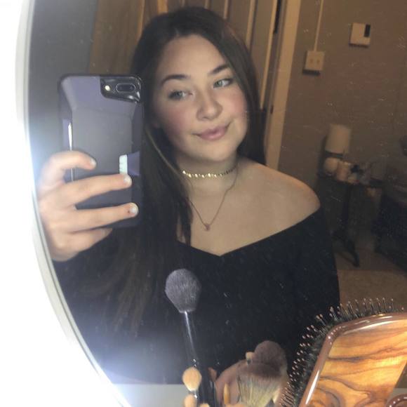 Profile Picture of Isabel Casey (@isabelcasey4) on Poshmark
