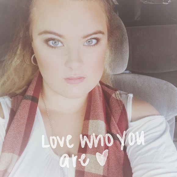 Profile Picture of Sabriena Shattles (@sabrienas) on Poshmark