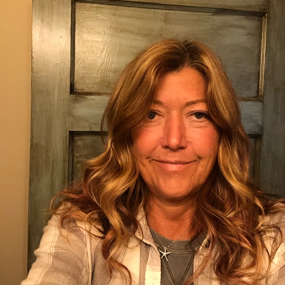Profile Picture of Lisa Wilde (@lisacrummel) on Poshmark