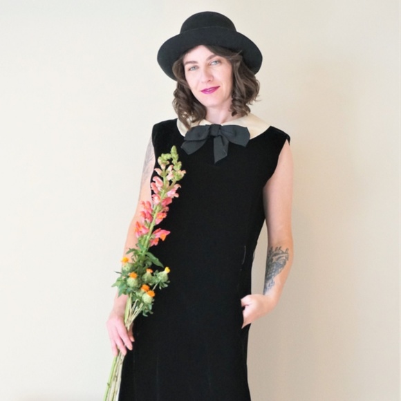 Profile Picture of Allison Springer (@littleredtrunk) on Poshmark