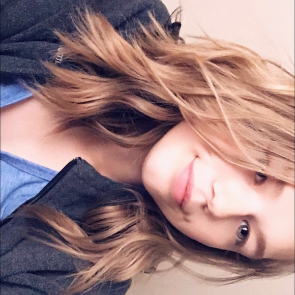 Profile Picture of Samantha Wrede (@samantha_wrede) on Poshmark