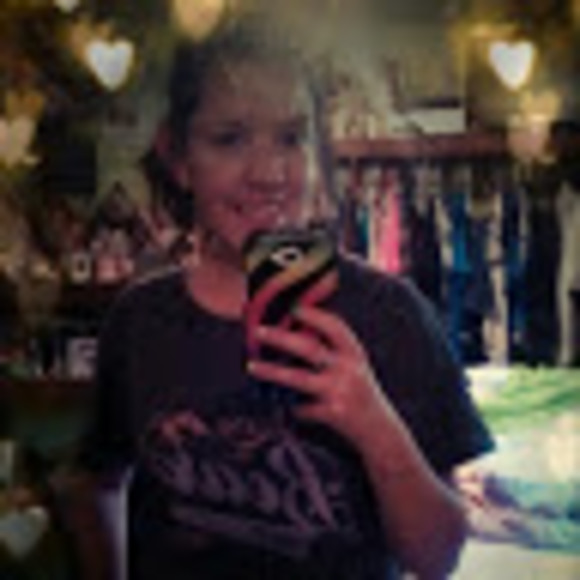 Profile Picture of Shawna Wilson (@shawnawilson808) on Poshmark
