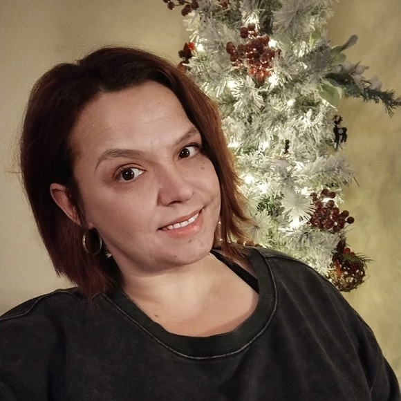 Profile Picture of Katie Sandell (@katiescoveaz) on Poshmark