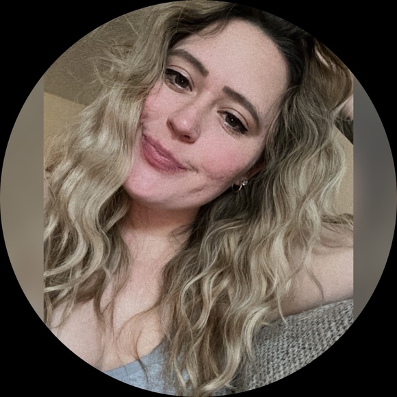 Profile Picture of Adriana Hess (@addrii) on Poshmark