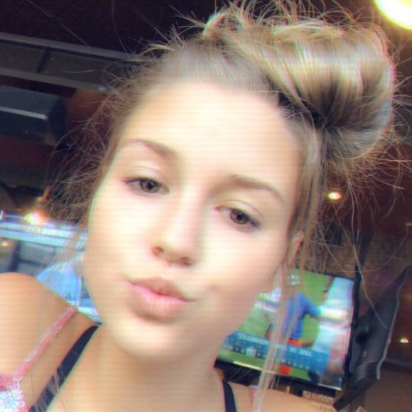Profile Picture of Kylie Greenzweig (@kyliegreenzweig) on Poshmark