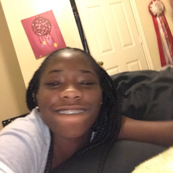 Profile Picture of London Perry (@llppaa) on Poshmark