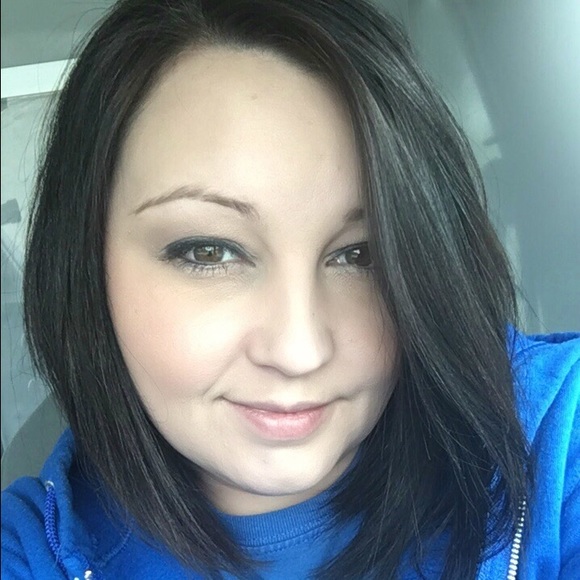 Profile Picture of Amanda Jones (@amandajones22) on Poshmark