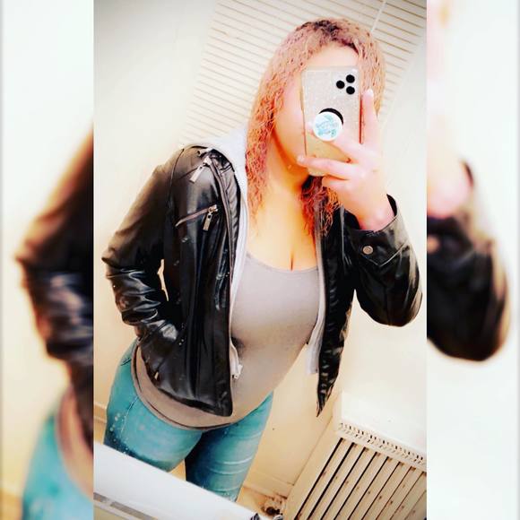 Profile Picture of Jesc Bruxvoort (@jescbruxvoort) on Poshmark