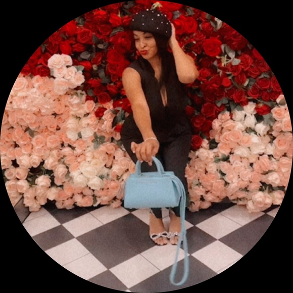 Profile Picture of Amber Gauff (@ajgauff) on Poshmark