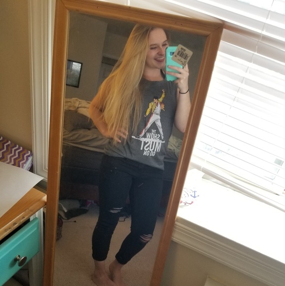 Profile Picture of Julia Burnett (@jab22352) on Poshmark