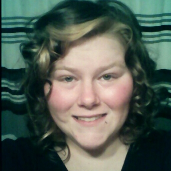 Profile Picture of Danielle Wilder (@stolenhearts) on Poshmark