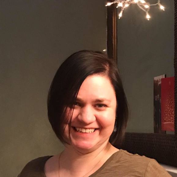 Profile Picture of Lis Thomas (@listhomas) on Poshmark