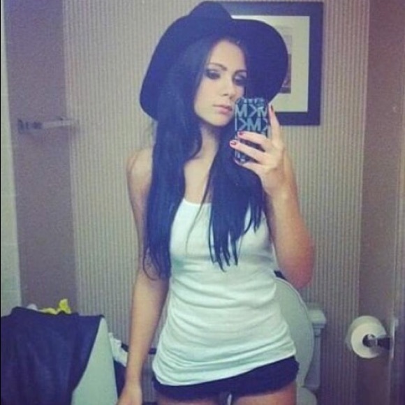 Profile Picture of Paulina Bonnick (@pollibone) on Poshmark