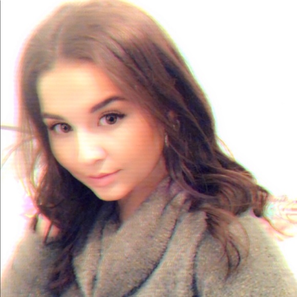 Profile Picture of Isabella Regruto (@isabellaregr) on Poshmark