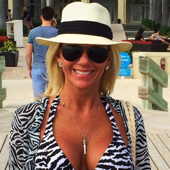 Profile Picture of Debbi Meenaghan (@debmeen3115) on Poshmark