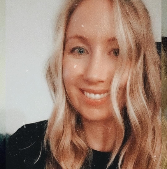 Profile Picture of Lauren Beyel (@laurenbeyel) on Poshmark