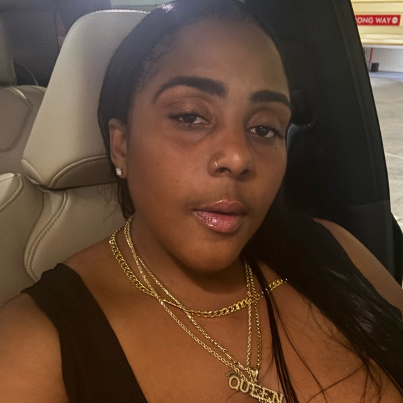 Profile Picture of Dominique Fowler (@shayfowler1986) on Poshmark