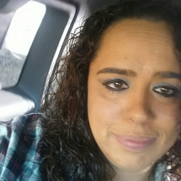 Profile Picture of Crystal Harcrow (@crystal8101) on Poshmark
