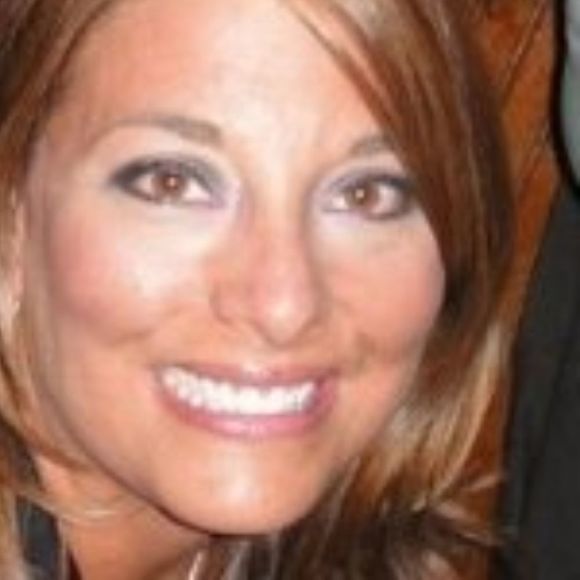 Profile Picture of Dawn Mann (@woog330) on Poshmark