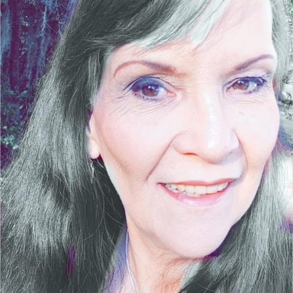 Profile Picture of Lynn Trussell (@70zgal) on Poshmark