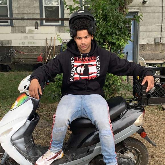 Profile Picture of Dante Darosa (@dantedarosa16) on Poshmark