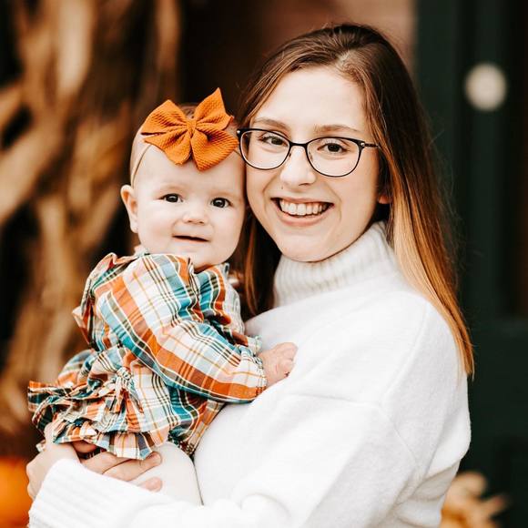 Profile Picture of Tessa Suratt (@tessasuratt) on Poshmark