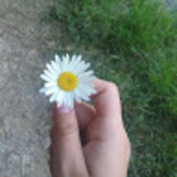 Profile Picture of Alexis Wallen (@alexisnwallen) on Poshmark