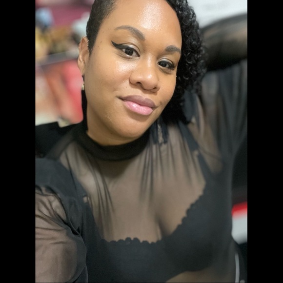 Profile Picture of Muriel Fields (@ohmuriel) on Poshmark