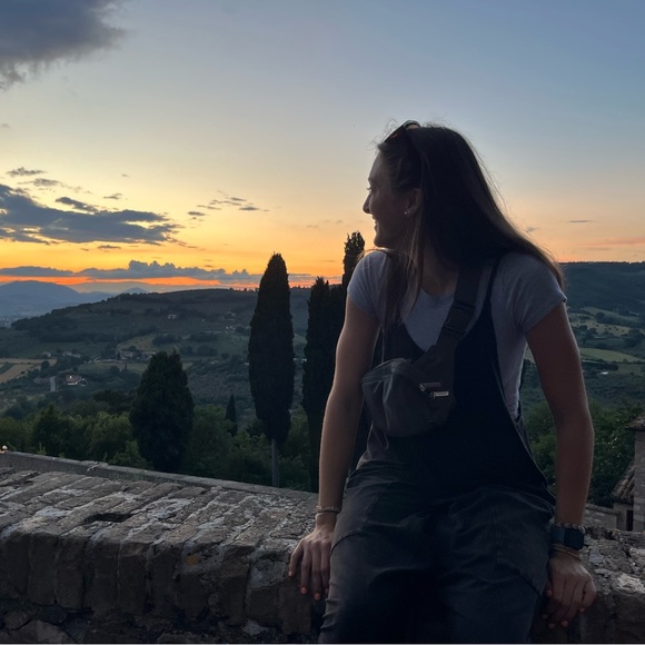 Annika Skwarek - Poshmark Profile Picture of Annika Skwarek (@annijoys) on Poshmark