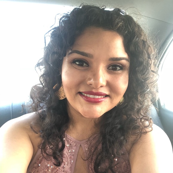 Profile Picture of Claudia Murga (@claudiamurga) on Poshmark