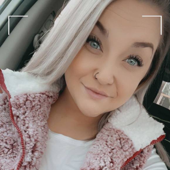 Profile Picture of Kari Rudiger (@knichole_xo) on Poshmark