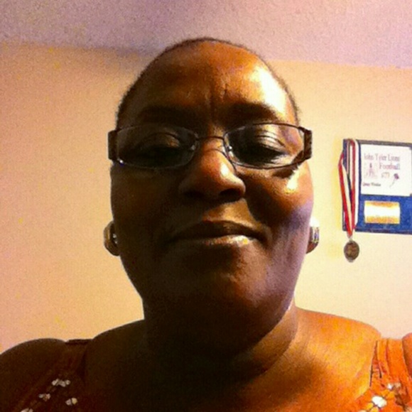 Profile Picture of Eleanor Jackson (@ejackcon) on Poshmark