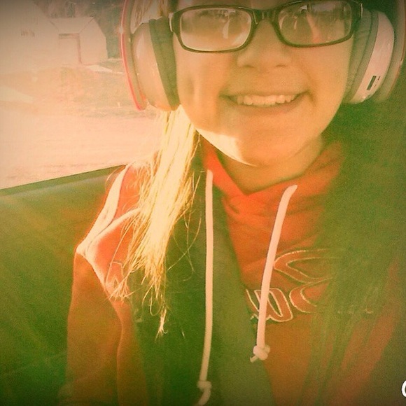 Profile Picture of Autumn Vanderlinden (@vanderlindenden) on Poshmark