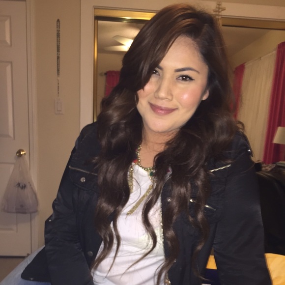 Profile Picture of Brittany Farfan (@bheeutiful) on Poshmark