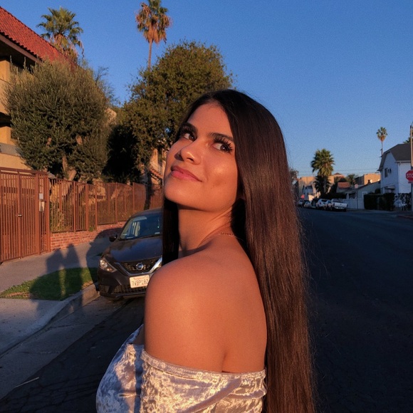 Profile Picture of Ashley Regnier (@ashreg_) on Poshmark