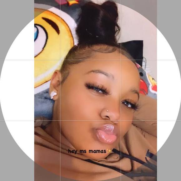 Profile Picture of Jalayaa Jalayaa (@jalaya3) on Poshmark