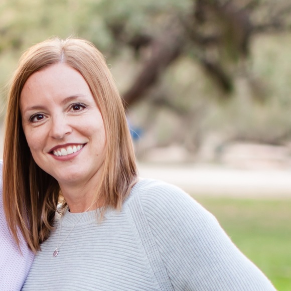 Profile Picture of Laura Arviso (@larviso) on Poshmark