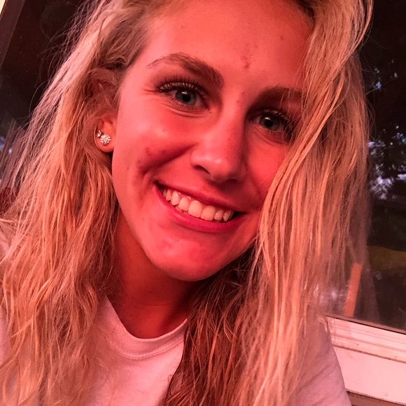 Profile Picture of Madelin Doelger (@maddydoelger) on Poshmark