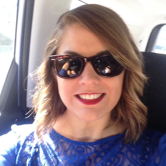 Profile Picture of Anna Bethmann (@bethmann03) on Poshmark