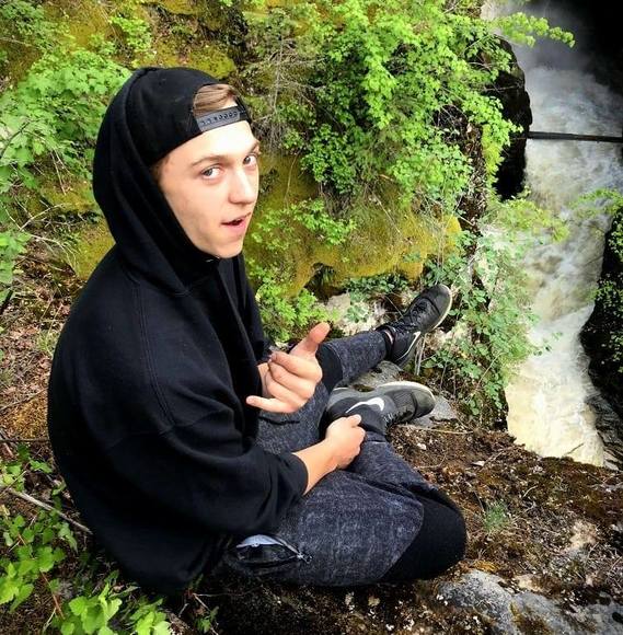 Profile Picture of Julian Johnson (@julianjohnso231) on Poshmark