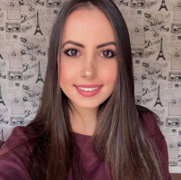 Profile Picture of Mariana Toledo (@mariiatoledo) on Poshmark