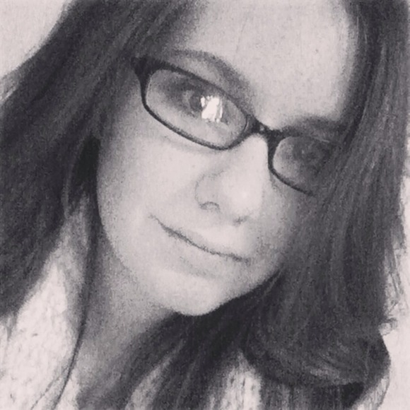 Profile Picture of Taylor Hatzenbuhler (@tayhatz) on Poshmark