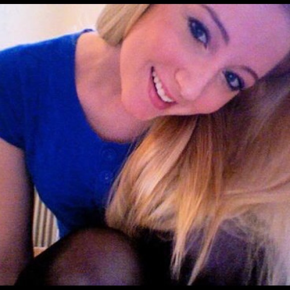 Profile Picture of Alexa Tomey (@amtomey) on Poshmark