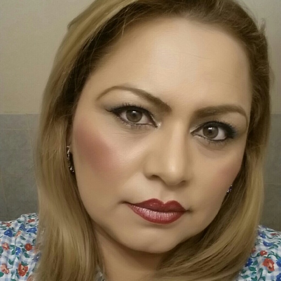 Profile Picture of Yesenia Alfaro (@tramposito) on Poshmark