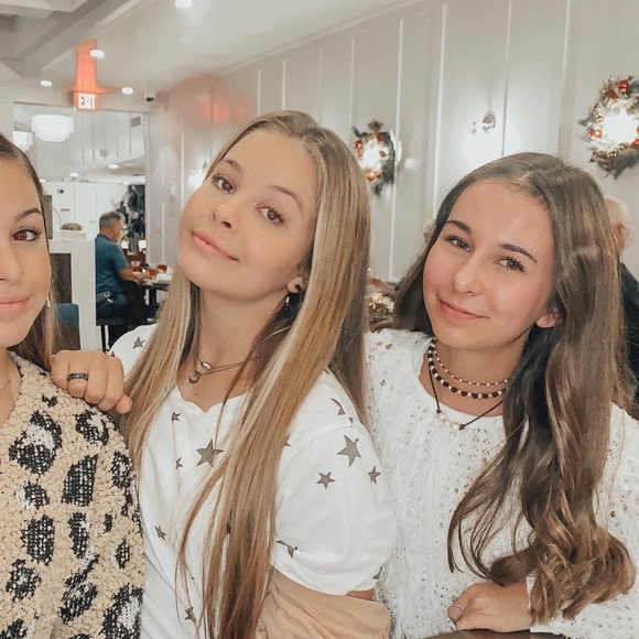 Profile Picture of Sophia Simms (@sophia_simms) on Poshmark