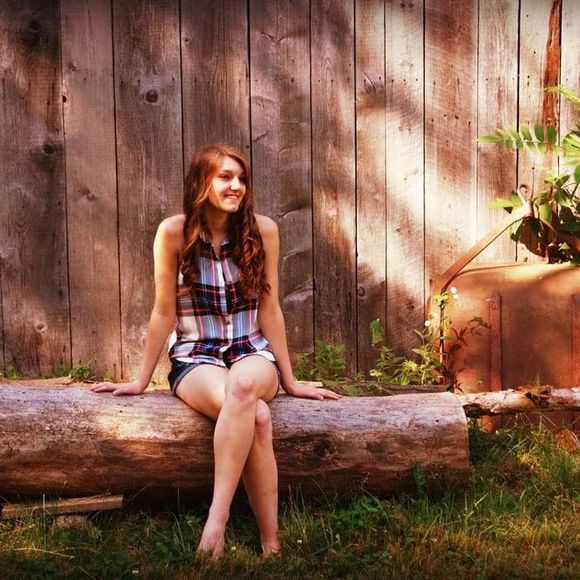 Profile Picture of Danielle Erdman (@dani17_4) on Poshmark