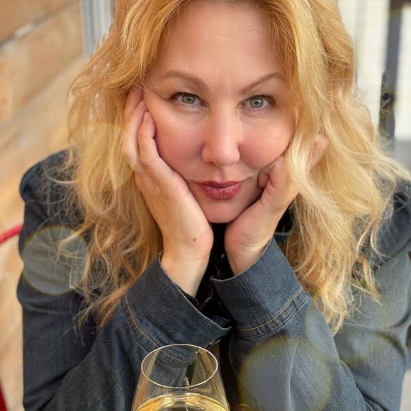 Profile Picture of Ellen Douglas (@semanticbiz) on Poshmark