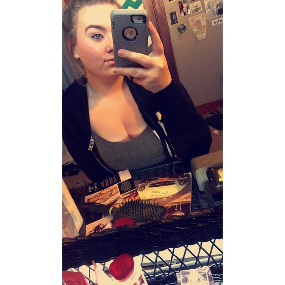Profile Picture of Carley Hixson (@carleykinsss) on Poshmark