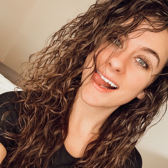 Profile Picture of Alexa Hess (@amhess) on Poshmark