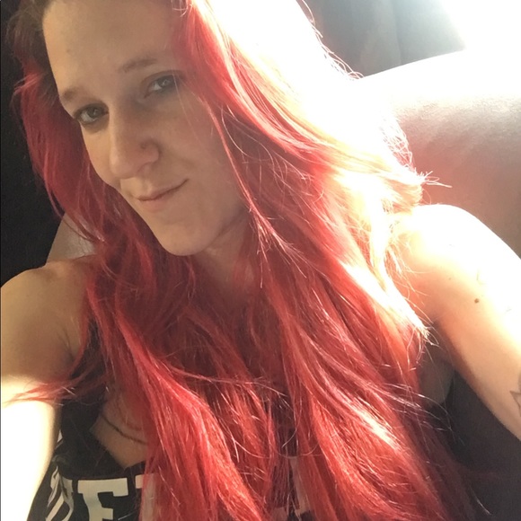 Profile Picture of Amber Hivner (@ahiv1988) on Poshmark